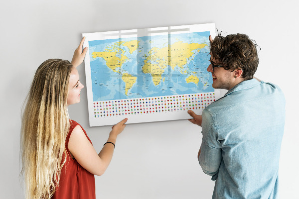 Memobord van glas met print inclusief neodymium magneten Een wereldkaart voor personalisatie en herinneringen.