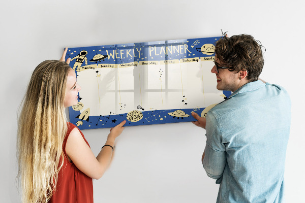 Decoratief glazen wandbord beschrijfbaar en magnetisch Weekplanner met een ruimtethema