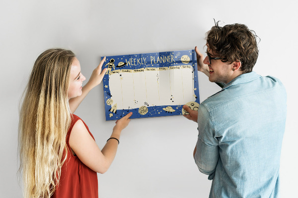 Decoratief glazen wandbord beschrijfbaar en magnetisch Weekplanner met een ruimtethema