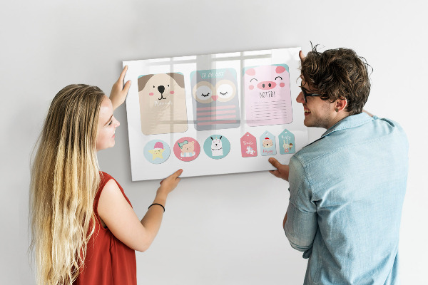 Decoratief glazen wandbord beschrijfbaar en magnetisch Kleurrijke briefjes en foto's aan de muur