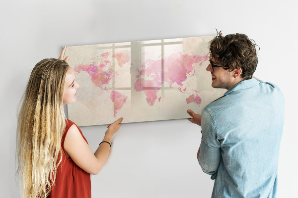 Decoratief glazen wandbord beschrijfbaar en magnetisch Een kaart vol herinneringen met dierbaren en je huisdier.