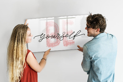 Decoratief glazen wandbord beschrijfbaar en magnetisch Een inspirerende plek voor herinneringen en foto's.