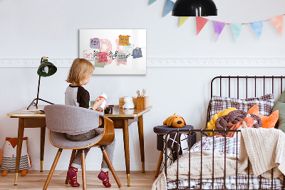 Decoratief glazen wandbord beschrijfbaar en magnetisch Een inspirerende plek voor herinneringen en foto's.