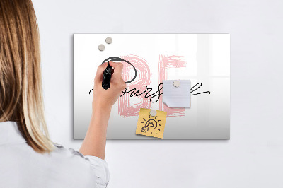 Decoratief glazen wandbord beschrijfbaar en magnetisch Een inspirerende plek voor herinneringen en foto's.