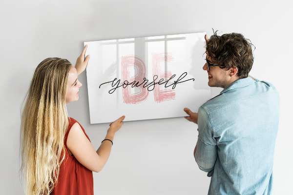Decoratief glazen wandbord beschrijfbaar en magnetisch Een inspirerende plek voor herinneringen en foto's.
