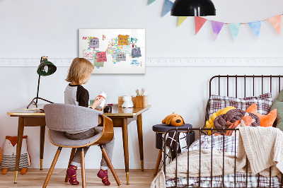Decoratief glazen wandbord beschrijfbaar en magnetisch Een wereldkaart met persoonlijke herinneringen.