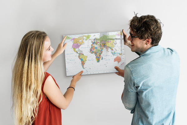 Decoratief glazen wandbord beschrijfbaar en magnetisch Wereldkaart met persoonlijke foto's