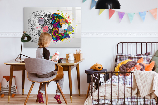 Decoratief glazen wandbord beschrijfbaar en magnetisch Een creatieve ruimte voor herinneringen en ideeën.