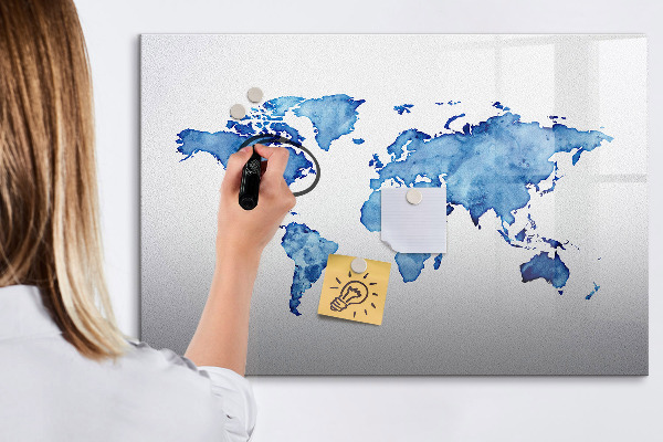 Decoratief glazen wandbord beschrijfbaar en magnetisch Een wereldkaart met persoonlijke herinneringen.