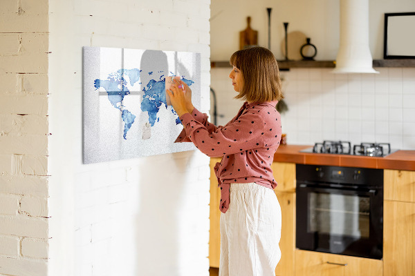 Decoratief glazen wandbord beschrijfbaar en magnetisch Een wereldkaart met persoonlijke herinneringen.
