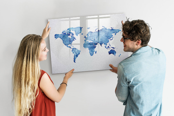 Decoratief glazen wandbord beschrijfbaar en magnetisch Een wereldkaart met persoonlijke herinneringen.