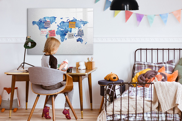 Decoratief glazen wandbord beschrijfbaar en magnetisch Een wereldkaart met persoonlijke herinneringen.