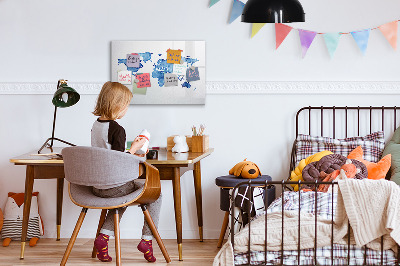 Decoratief glazen wandbord beschrijfbaar en magnetisch Een wereldkaart met persoonlijke herinneringen.