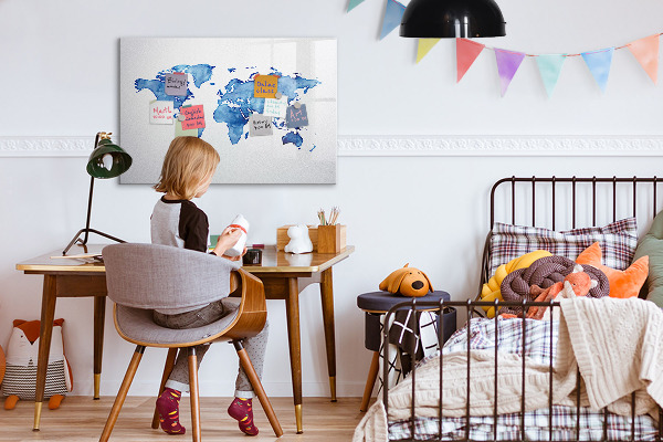 Decoratief glazen wandbord beschrijfbaar en magnetisch Een wereldkaart met persoonlijke herinneringen.