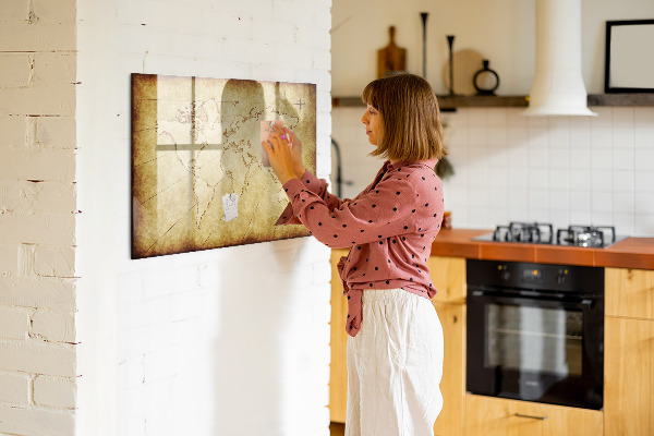 Decoratief glazen wandbord beschrijfbaar en magnetisch Een wereldkaart met persoonlijke herinneringen.