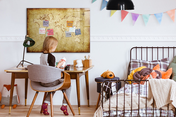 Decoratief glazen wandbord beschrijfbaar en magnetisch Een wereldkaart met persoonlijke herinneringen.