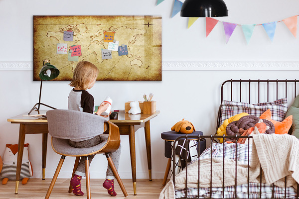 Decoratief glazen wandbord beschrijfbaar en magnetisch Een wereldkaart met persoonlijke herinneringen.