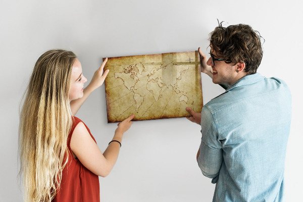 Decoratief glazen wandbord beschrijfbaar en magnetisch Een wereldkaart met persoonlijke herinneringen.