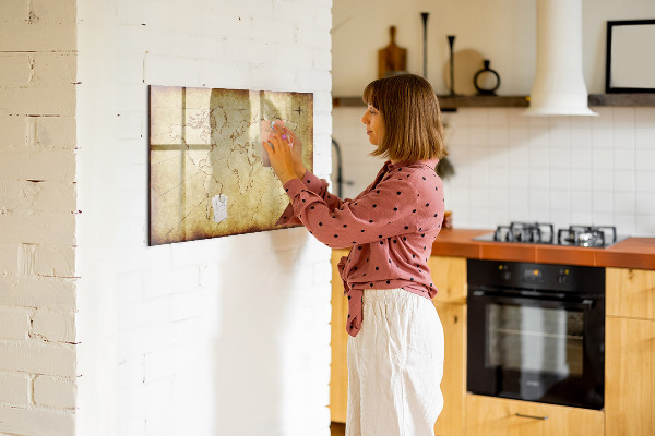 Decoratief glazen wandbord beschrijfbaar en magnetisch Een wereldkaart met persoonlijke herinneringen.