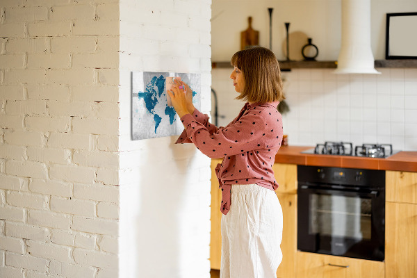 Decoratief glazen wandbord beschrijfbaar en magnetisch Wereldkaart met persoonlijke foto's