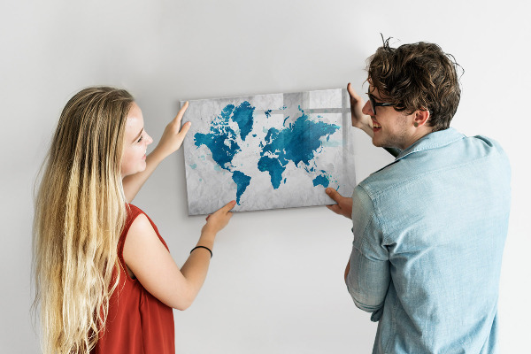 Decoratief glazen wandbord beschrijfbaar en magnetisch Wereldkaart met persoonlijke foto's