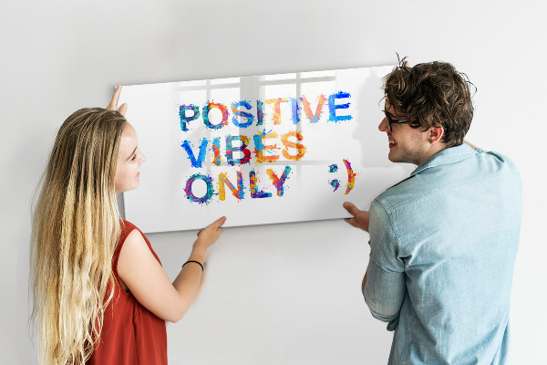 Decoratief glazen wandbord beschrijfbaar en magnetisch Positieve vibes in een kleurrijke stijl.