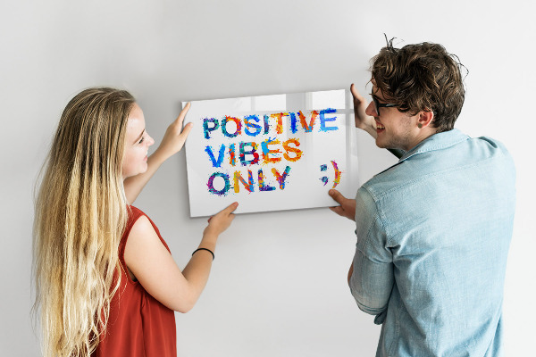 Decoratief glazen wandbord beschrijfbaar en magnetisch Positieve vibes in een kleurrijke stijl.