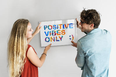 Decoratief glazen wandbord beschrijfbaar en magnetisch Positieve vibes in een kleurrijke stijl.