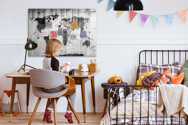 Decoratief glazen wandbord beschrijfbaar en magnetisch Een wereldkaart met persoonlijke herinneringen.