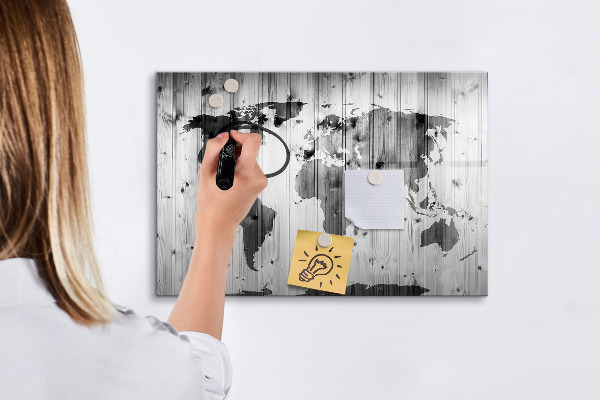 Decoratief glazen wandbord beschrijfbaar en magnetisch Een wereldkaart met persoonlijke herinneringen.