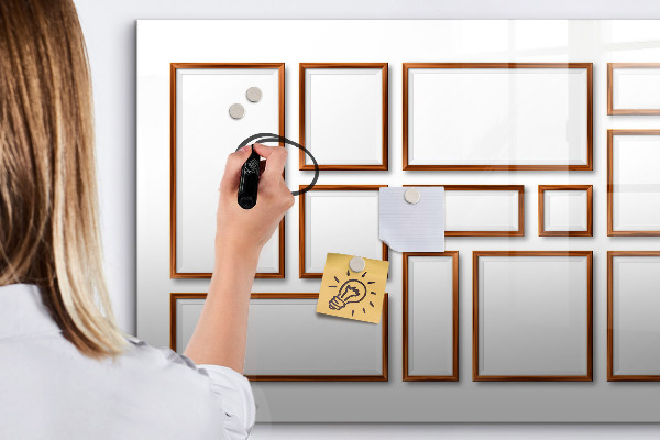 Decoratief glazen wandbord beschrijfbaar en magnetisch Een creatieve ruimte voor herinneringen en foto's