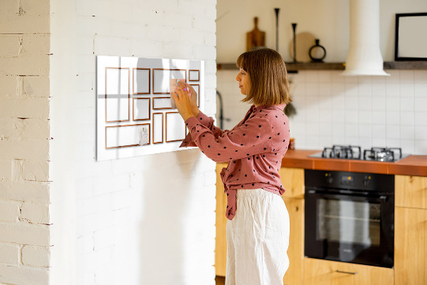 Decoratief glazen wandbord beschrijfbaar en magnetisch Een creatieve ruimte voor herinneringen en foto's
