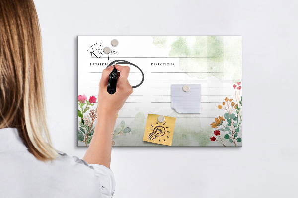 Decoratief glazen wandbord beschrijfbaar en magnetisch Een creatief prikbord voor recepten en herinneringen.