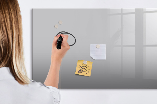 Decoratief glazen wandbord beschrijfbaar en magnetisch Een praktisch prikbord voor notities en foto's.
