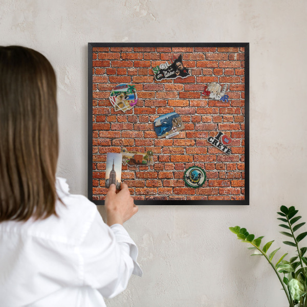 Wandbord voor magneten in een zwarte lijst Baksteenmotief