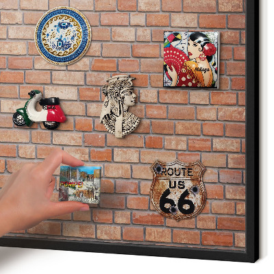 Wandbord voor magneten in een zwarte lijst Bakstenen muur