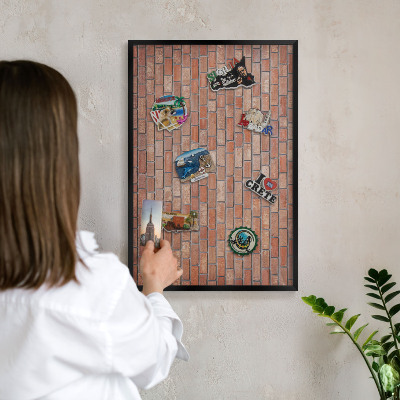 Wandbord voor magneten in een zwarte lijst Bakstenen muur