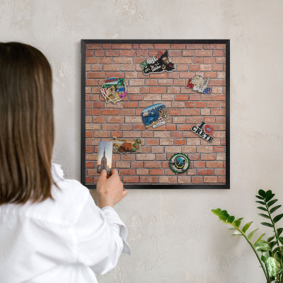 Wandbord voor magneten in een zwarte lijst Bakstenen muur