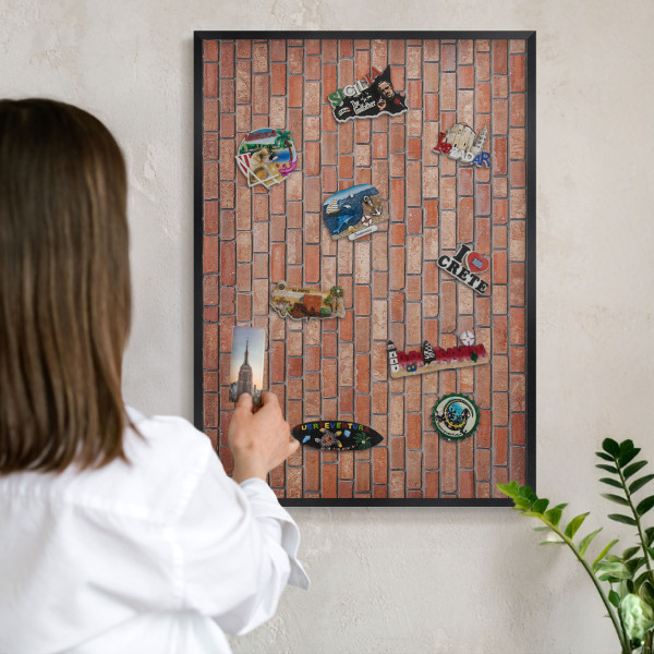 Wandbord voor magneten in een zwarte lijst Bakstenen muur