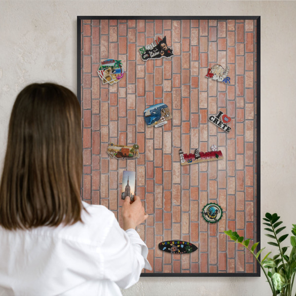 Wandbord voor magneten in een zwarte lijst Bakstenen muur