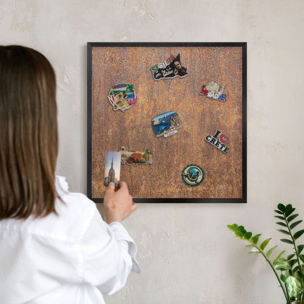 Wandbord voor magneten in een zwarte lijst Roestige elegantie