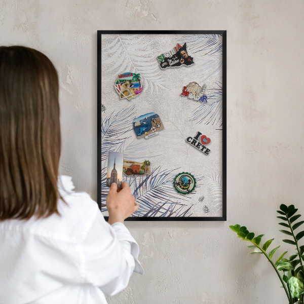Wandbord voor magneten in een zwarte lijst Bladrijke elegantie