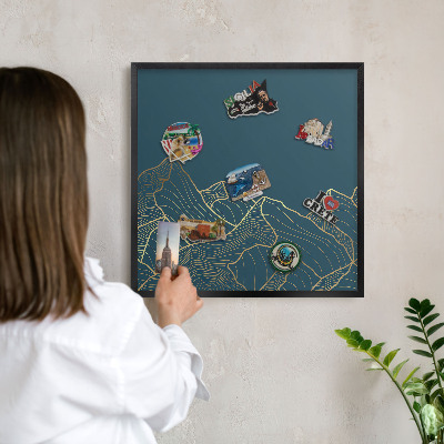 Metalen bord voor magneten met zwarte lijst Bergminimalisme