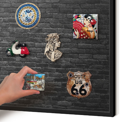 Wandbord voor magneten in een zwarte lijst Bakstenen muur