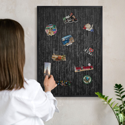 Wandbord voor magneten in een zwarte lijst Bakstenen muur