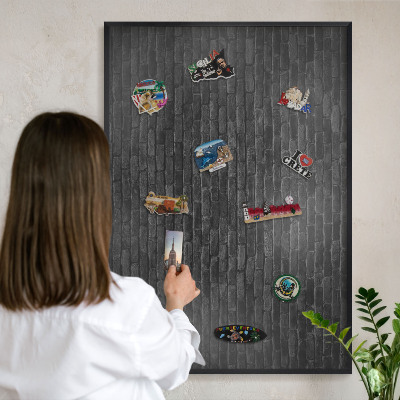 Wandbord voor magneten in een zwarte lijst Bakstenen muur