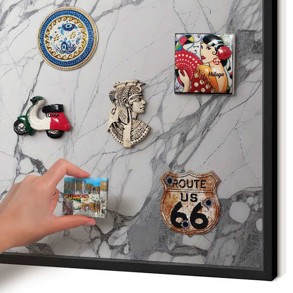 Wandbord voor magneten in een zwarte lijst Marmeren elegantie