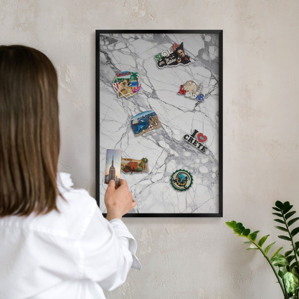Wandbord voor magneten in een zwarte lijst Marmeren elegantie