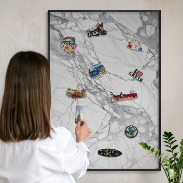 Wandbord voor magneten in een zwarte lijst Marmeren elegantie