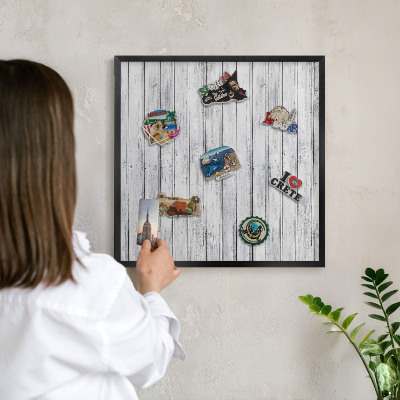 Wandbord voor magneten in een zwarte lijst Licht hout